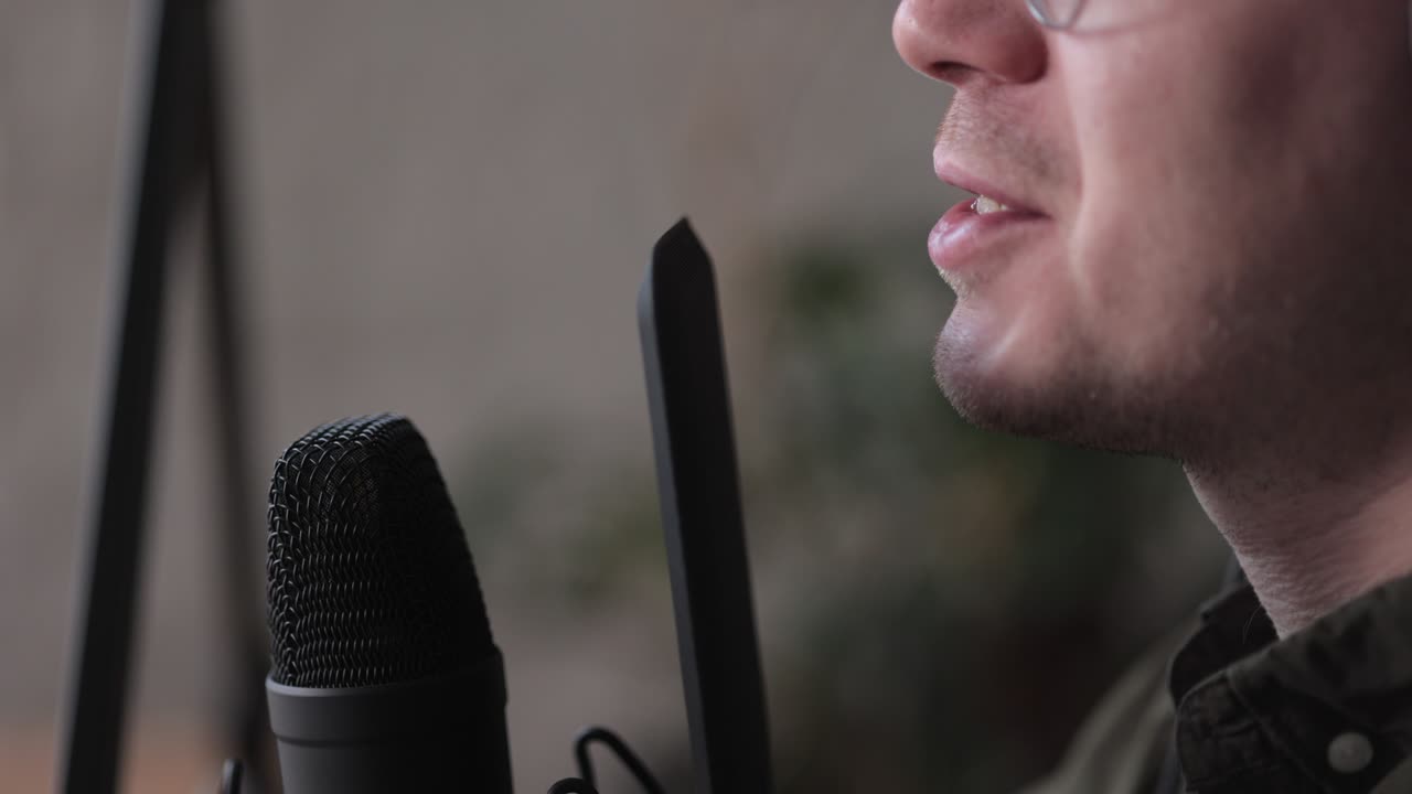un presentador de radio o podcaster masculino habla en un micrófono con auriculares crea contenido de audio en el estudio o en la radio en el aire