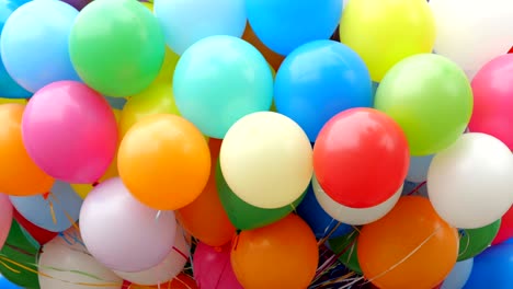 balones de helio de colores festivos.