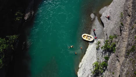 Menschen-Schwimmen-Nach-Dem-Rafting-Im-Unruhigen-Türkisfarbenen-Wasser-Des-Flusses-Vjosa