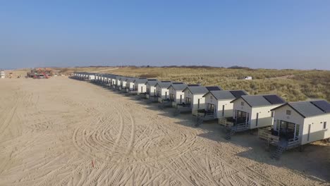 aérea: la presa de veerse con casas de playa turísticas