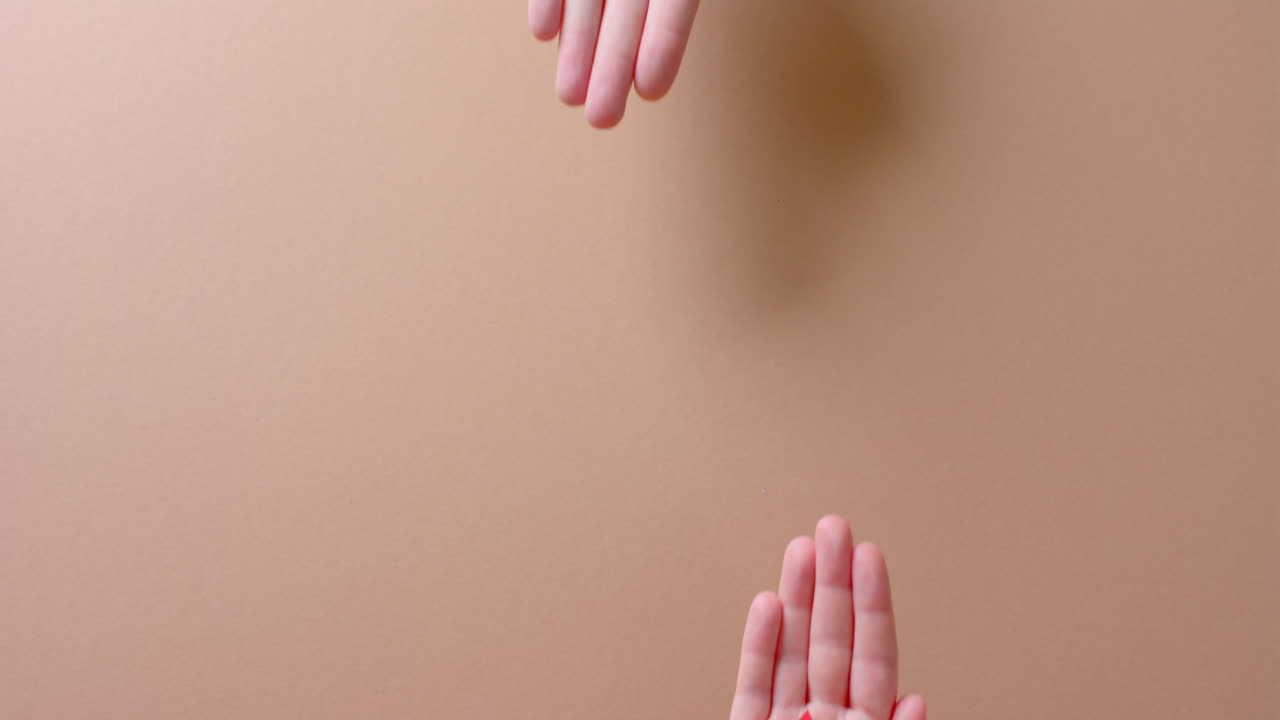 백인 사람들의 손이 피의 방울을  ⁇ 고 베이지색 배경에 복사 공간, 슬로우 모션