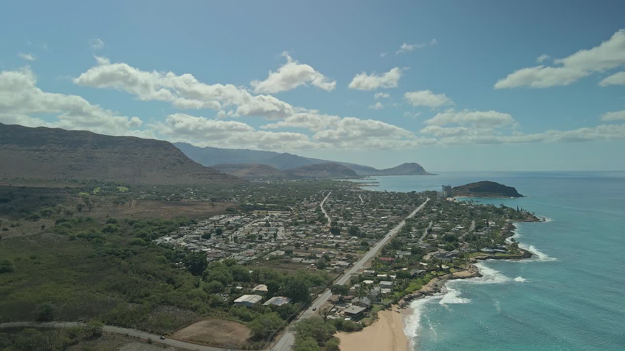 vista aérea de casas hawaianas frente al mar en un día soleado con cielo azul