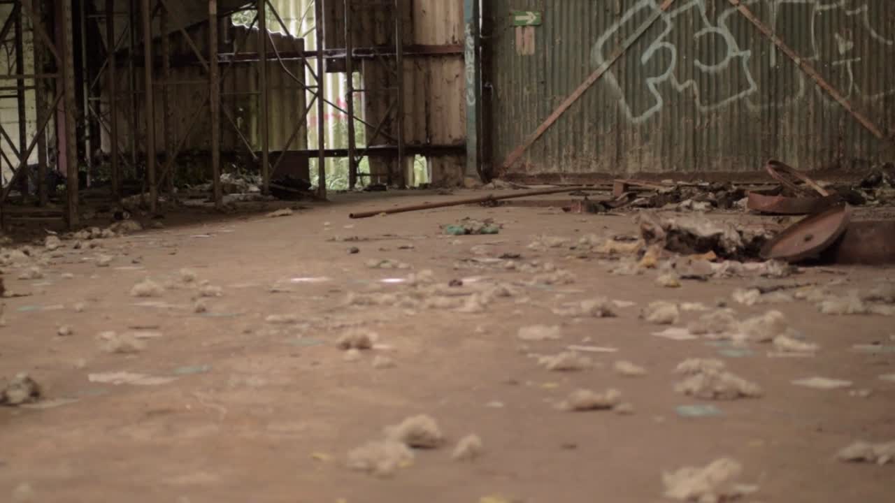 더러운 오래 된 버려진 버려진 방앗간