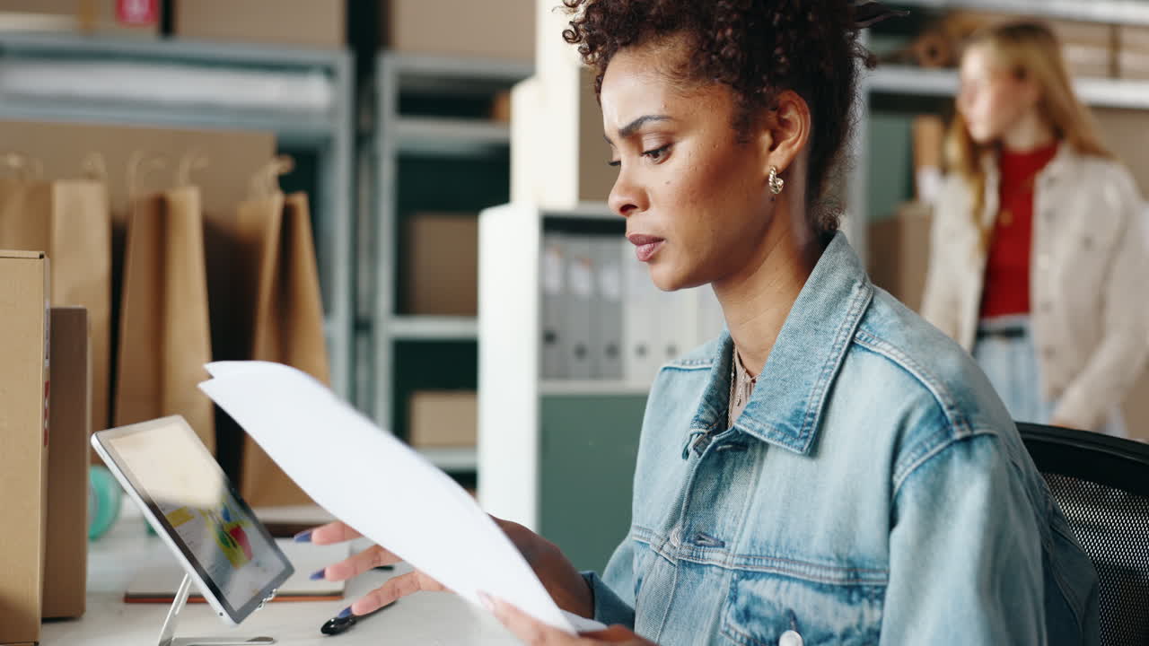 empresaria trabajando en oficina