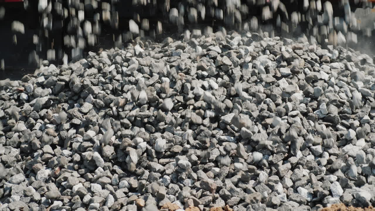 쇄석은 건축 자재 4k 비디오의 트럭 본체 배달에서 땅으로 부서집니다.