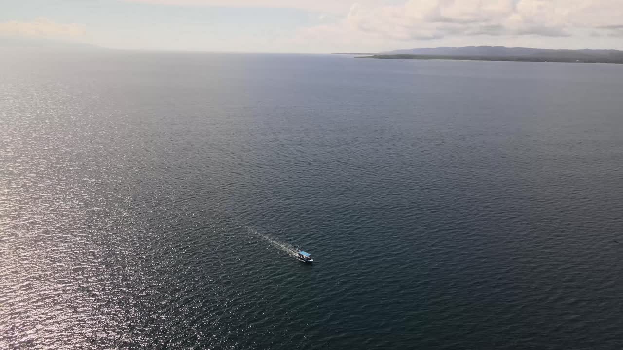 barco de pesca navegando hacia el mar abierto lejos