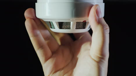 el hombre instala un sistema de protección contra incendios con sensor de video 4k