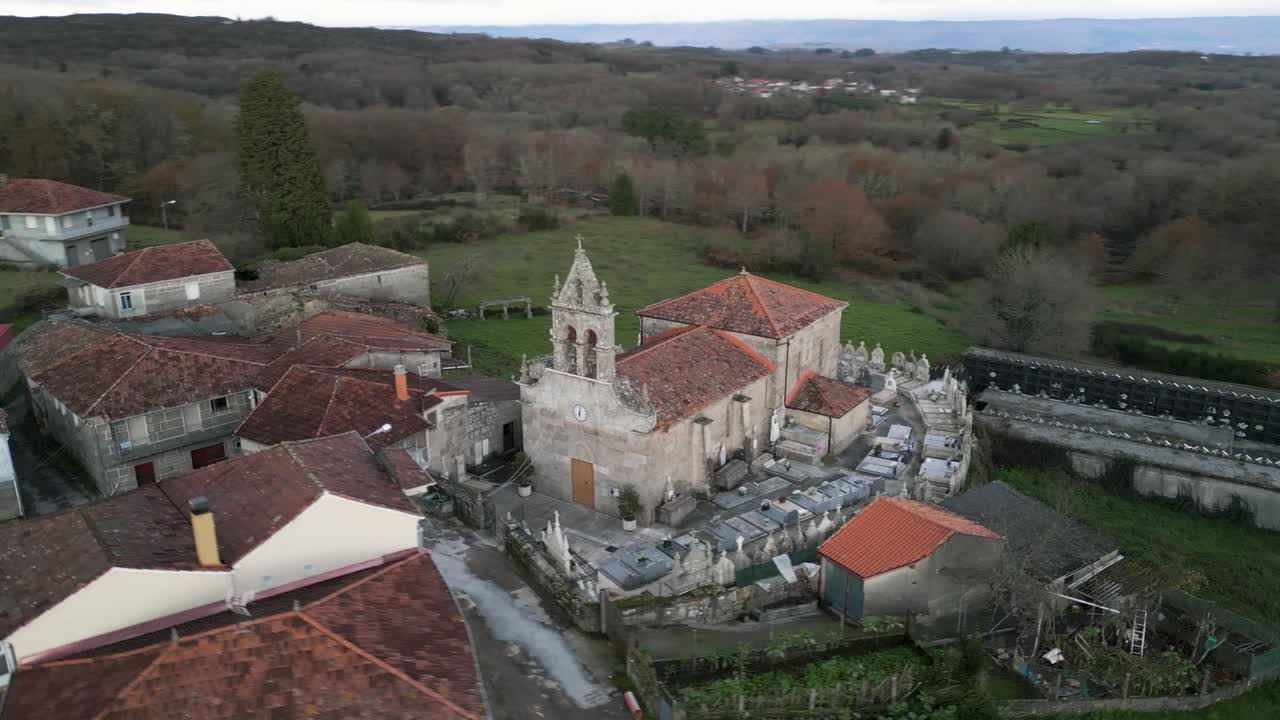 el avión no tripulado establece la órbita de la iglesia de san martín de betan en ourense, galicia, españa, en las afueras de la aldea.
