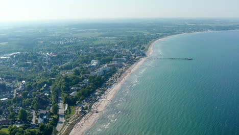 Wunderbare-Luftdrohnenansicht-Der-Küstenlinie-Der-Ostseeküste-In-Scharbeutz,-Deutschland,-Kreispfanne,-Sonniger-Sommertag