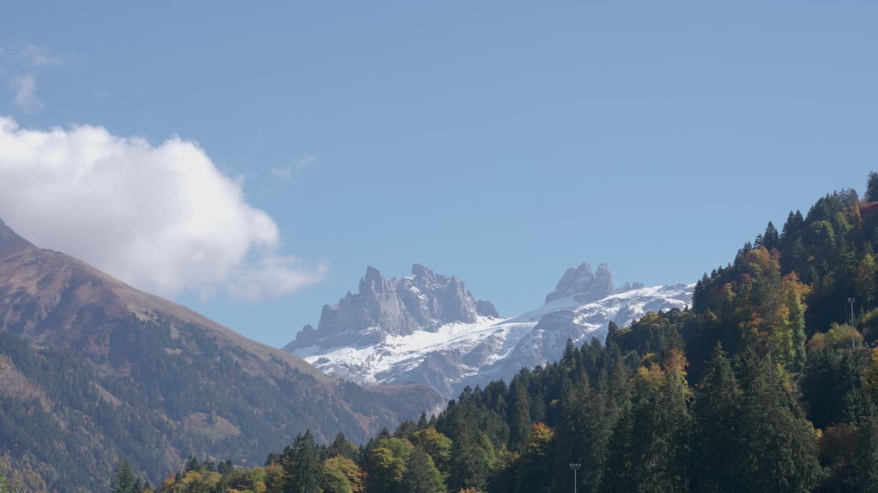 Splendido paesaggio montano in una giornata di sole a Engelberg, Svizzera