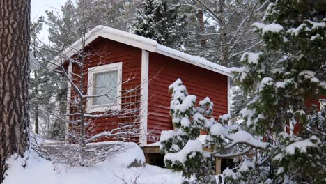 pequeña cabaña de nieve sueca roja