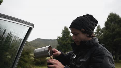 Camper-Gießt-Sich-Auf-Einem-Campingplatz-Frisch-Gebrühten-Heißen-Kaffee-Ein