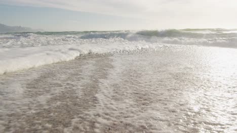 Meereslandschaft,-Strand-Und-Wogendes-Meer-Bei-Sonnenuntergang