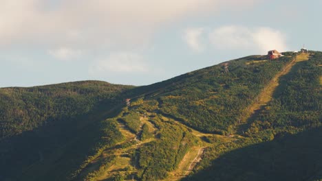 Zeitraffer-Des-Sonnenuntergangs-über-Dem-Skiberg-In-Neuengland-Im-Sommer-Mit-Historischer-Straßenbahn