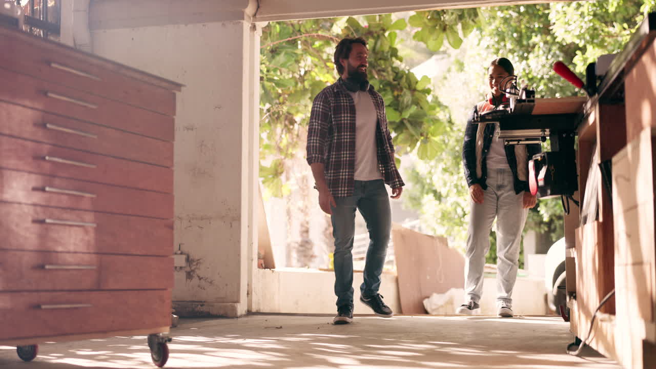 apretón de manos, carpintería y trabajo en equipo con la gente