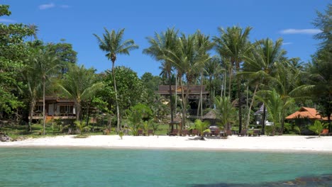 resort en una isla tropical con playa de arena blanca
