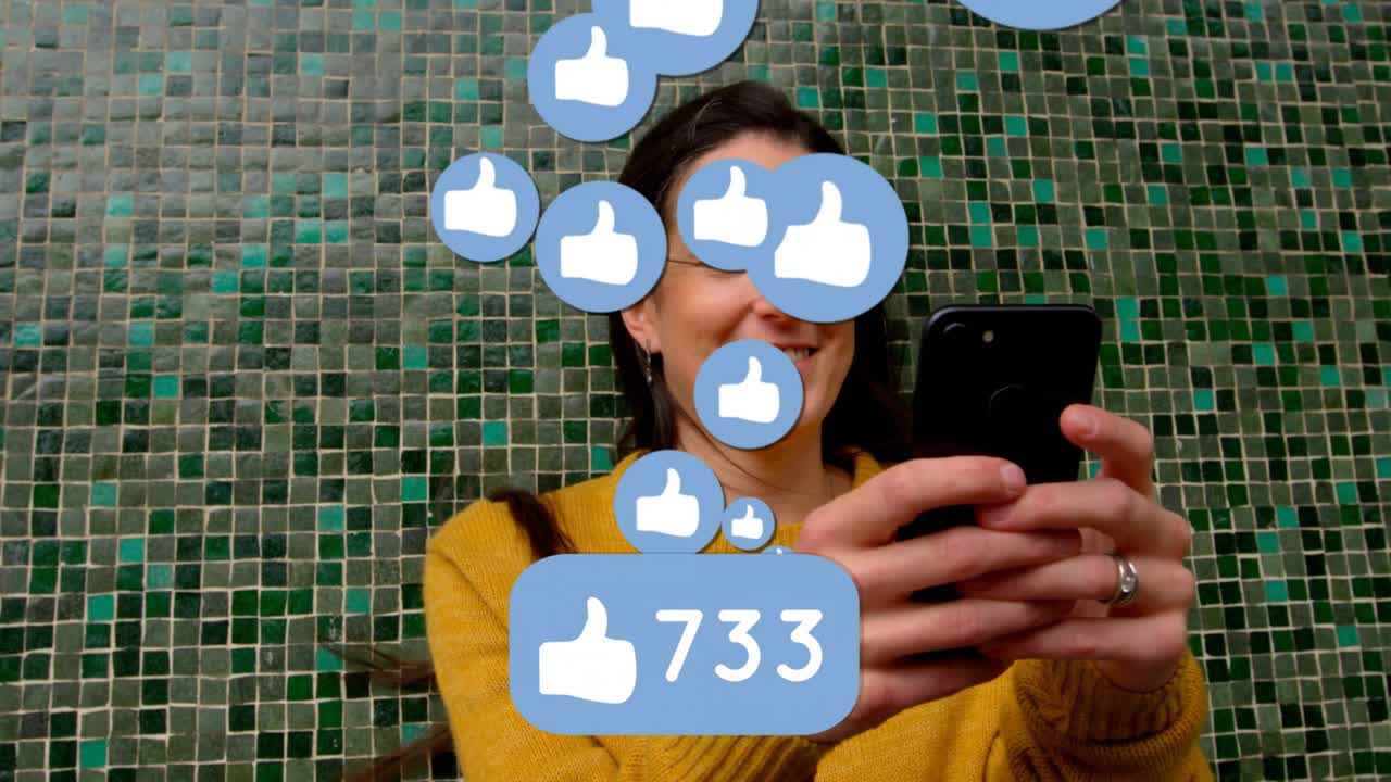 Donna che tiene in mano un telefono e guarda icone di “mi piace” fluttuanti che salgono per potenziare il social media marketing