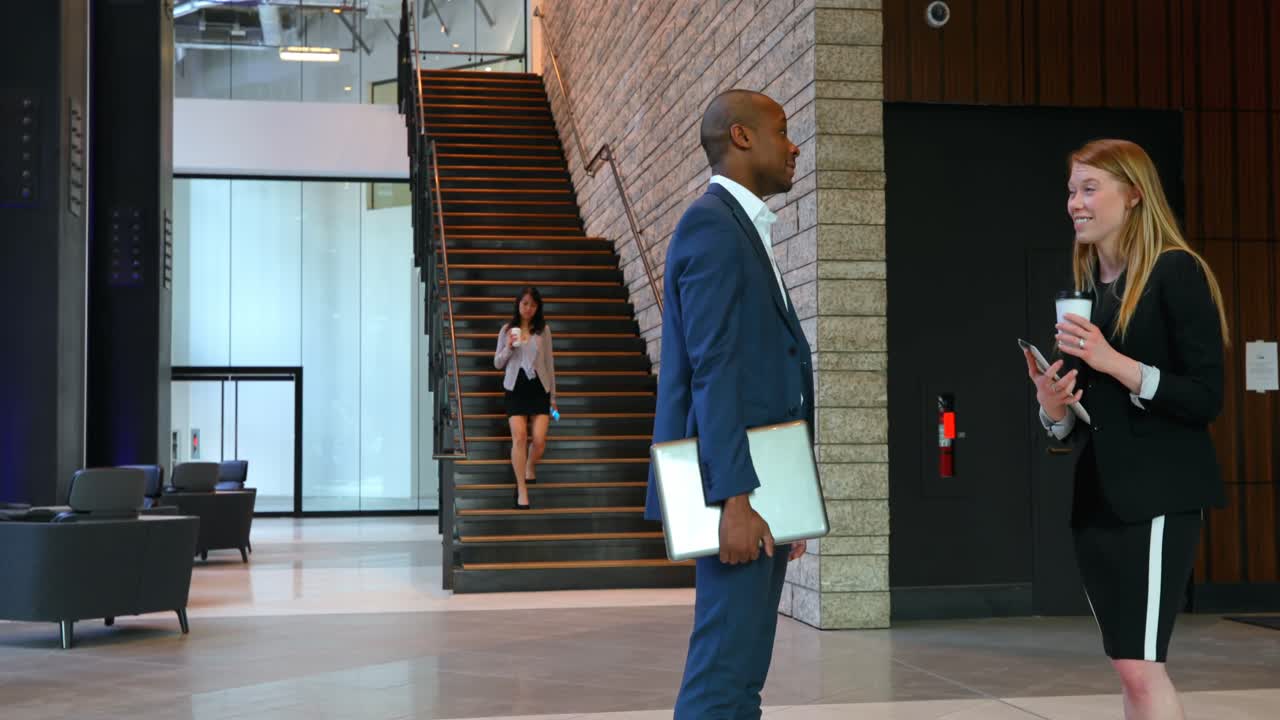 uomini d'affari che interagiscono tra loro in ufficio 4k