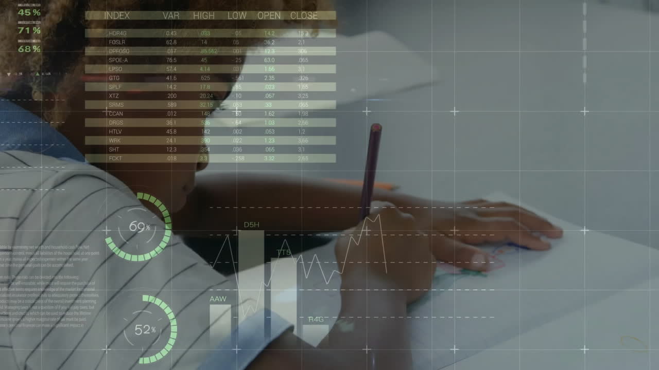 animación de gráficos de procesamiento de datos sobre escolar afroamericano escribiendo en clase
