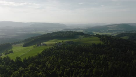 Antena-De-Un-Paisaje-Montañoso-En-La-Suiza-Rural