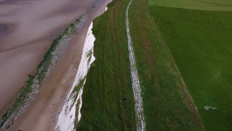 Imágenes-De-Drones-De-Un-Hermoso-Paisaje,-Filmadas-En-Le-Petit-Blanc-Nez,-Escalles-En-La-Costa-De-ópalo