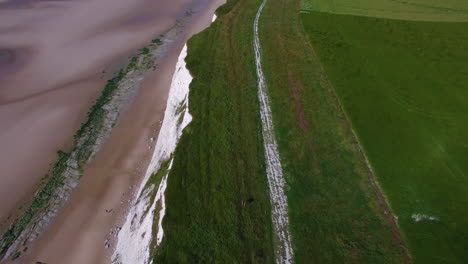 imágenes de drones de un hermoso paisaje, filmadas en le petit blanc nez, escalles en la costa de ópalo