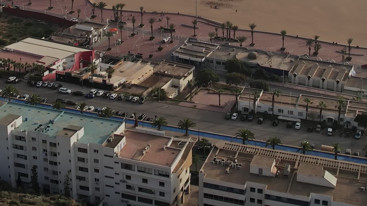 Vista aerea di edifici residenziali e aree di parcheggio in Marocco.