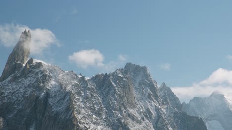 在阿爾卑斯山,在chamonix,在藍色的天空和一些雲