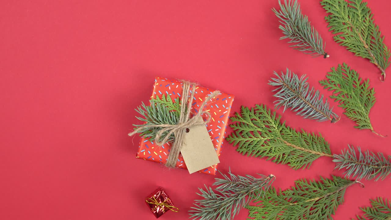 크리스마스 배경 360도 회전: 은 배경에서 회전하는 소나무 가지와 선물 상자