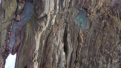 volando sobre la formación geológica en la costa de california