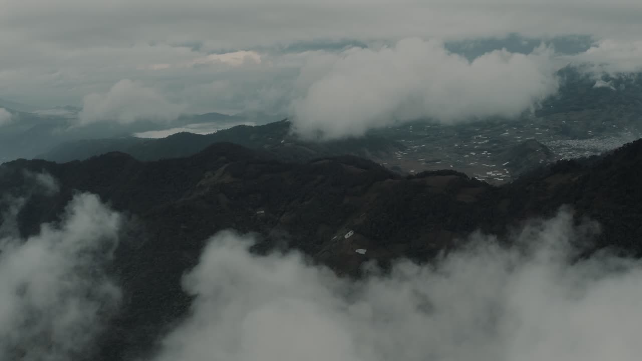 drone vista aérea del paisaje de las montañas, volando alto en guatemala