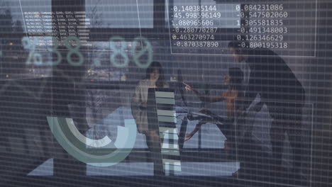 animación del procesamiento de datos financieros sobre diversas personas de negocios en la oficina