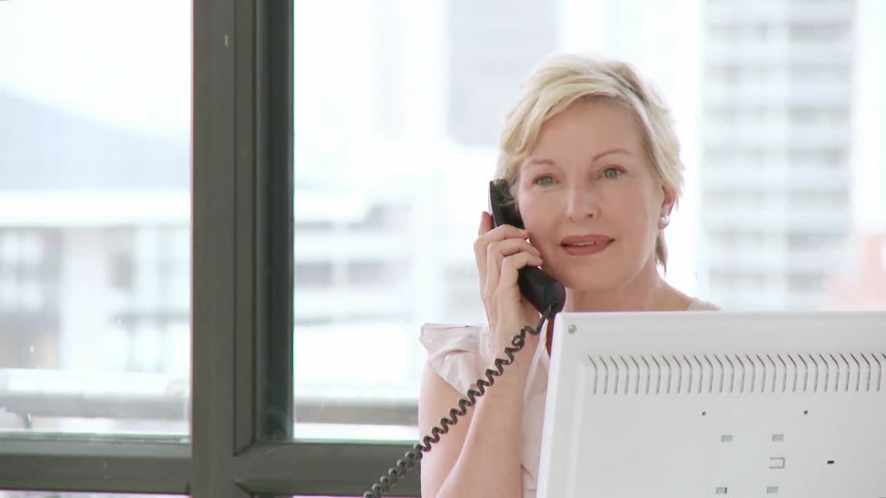 직업적으로 경험이 풍부한 사업가 여성이 전화로