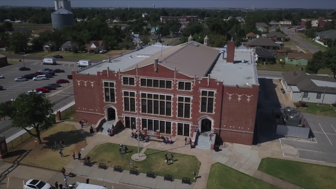 캠퍼스 밖에 서 있는 대학생들의 정적 샷