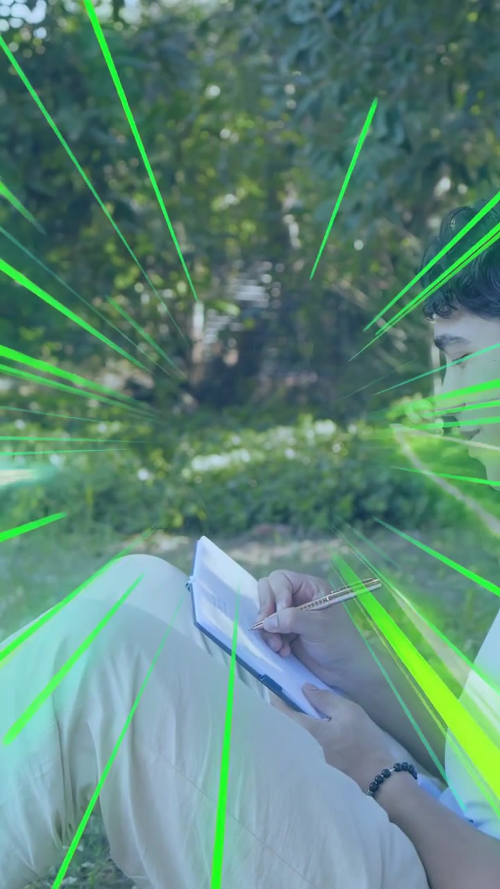 Video verticale: Uomo seduto sull'erba, con una matita che tocca il quaderno, scrivendo appunti di studio con sovrapposizione verde.