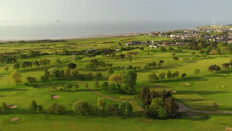 Vista-Aérea-Del-Campo-De-Golf-Scoonie-En-Fife,-Escocia