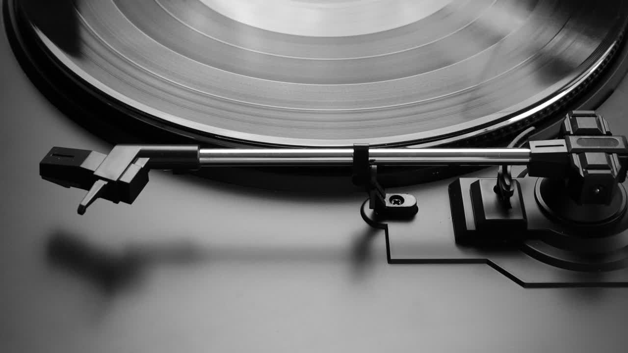 음반을 턴테이블에 놓고 음반을 회전시키고 음반을 그라모폰으로 듣기 위해 준비하는 과정 - 검은색과 색