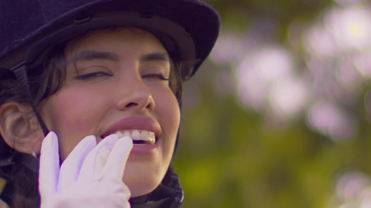 랜치에서 하루, 젊고 웃는 브라질 승마 선수 클로즈업