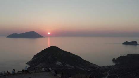 Gente-Turistas-Disfrutando-De-La-Puesta-De-Sol-Desde-El-Mirador-De-La-Iglesia-Sobre-La-Isla-En-Grecia