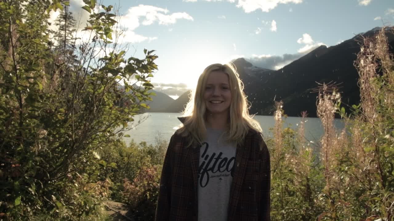 niña feliz sonriendo en cámara lenta de sol