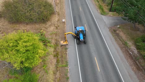 fotografía cenital de un tractor segando las zanjas rurales del condado de la isla