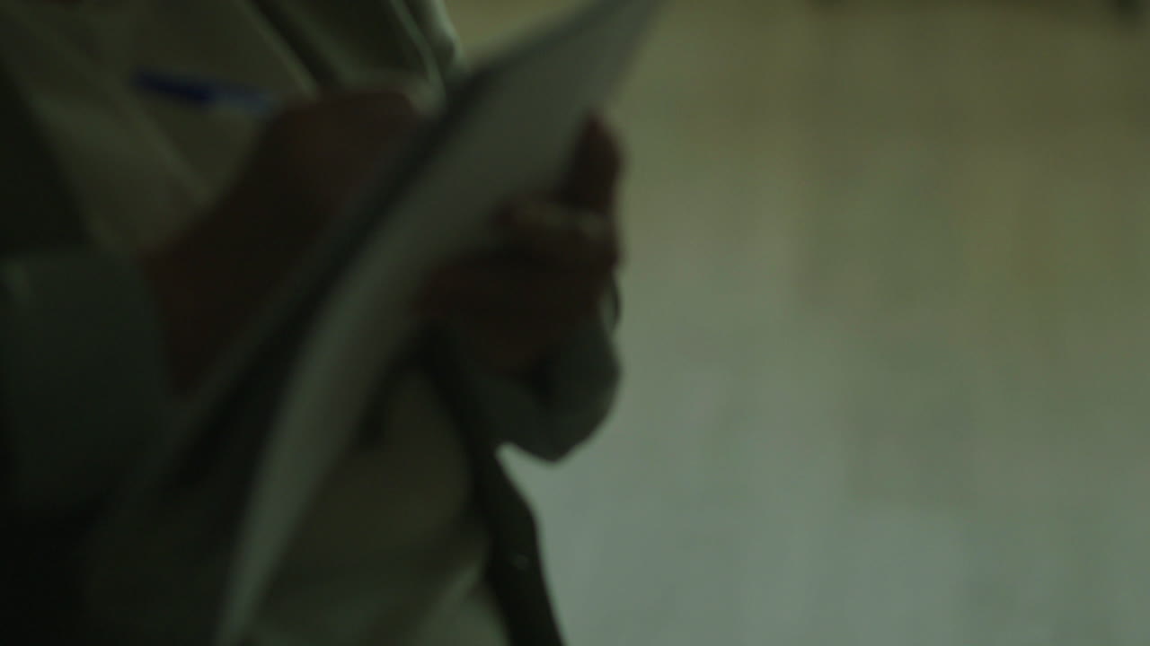 메모를 하는 여자