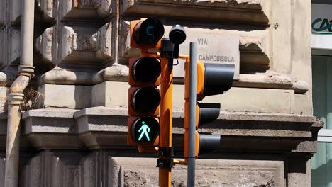 cuenta atrás del semáforo para peatones en nápoles, italia