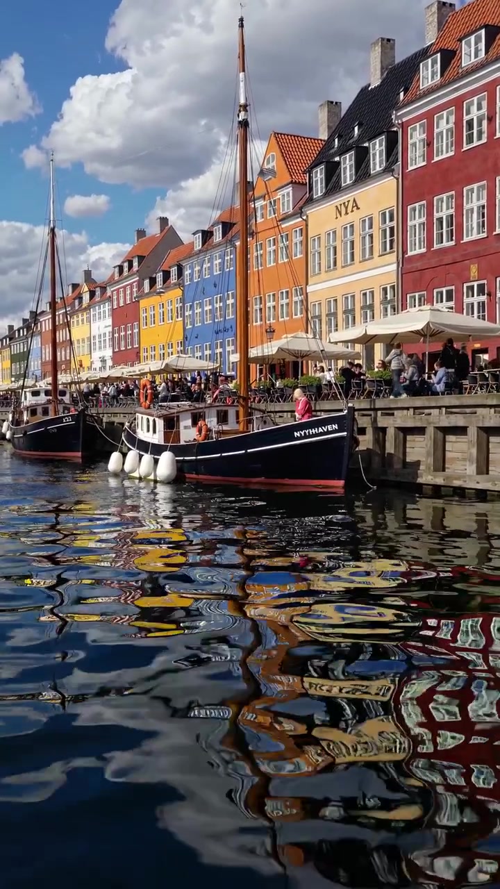 Bangunan Bersejarah Berwarna-warni dan Perahu di Kanal Nyhavn, Kopenhagen
