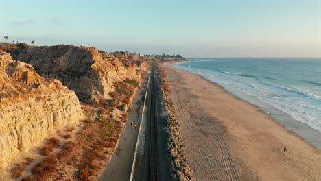 vista aérea de un tren amtrak que pasa por debajo en san clemente california