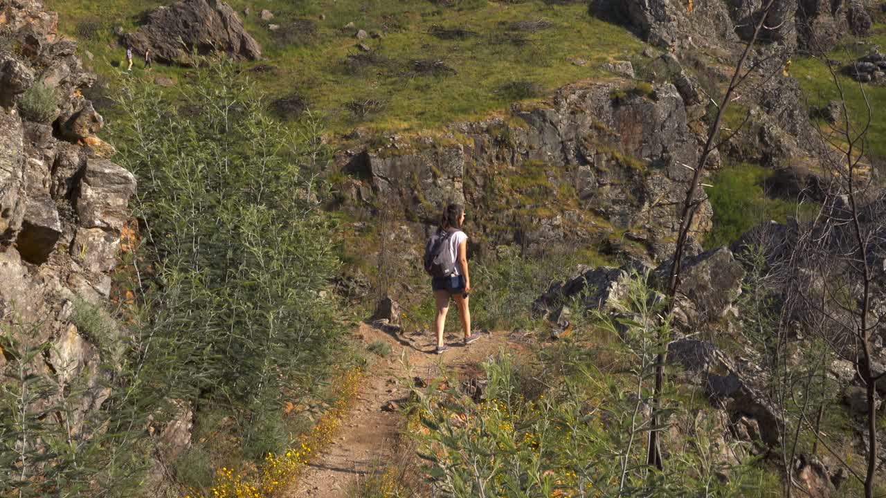 mujeres en penedo furado passadico pasarela paisaje en vila de rei, portugal
