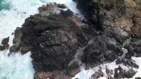 La-Espuma-Del-Mar-Y-Las-Olas-Chocan-Contra-Los-Corales-En-Aruba.