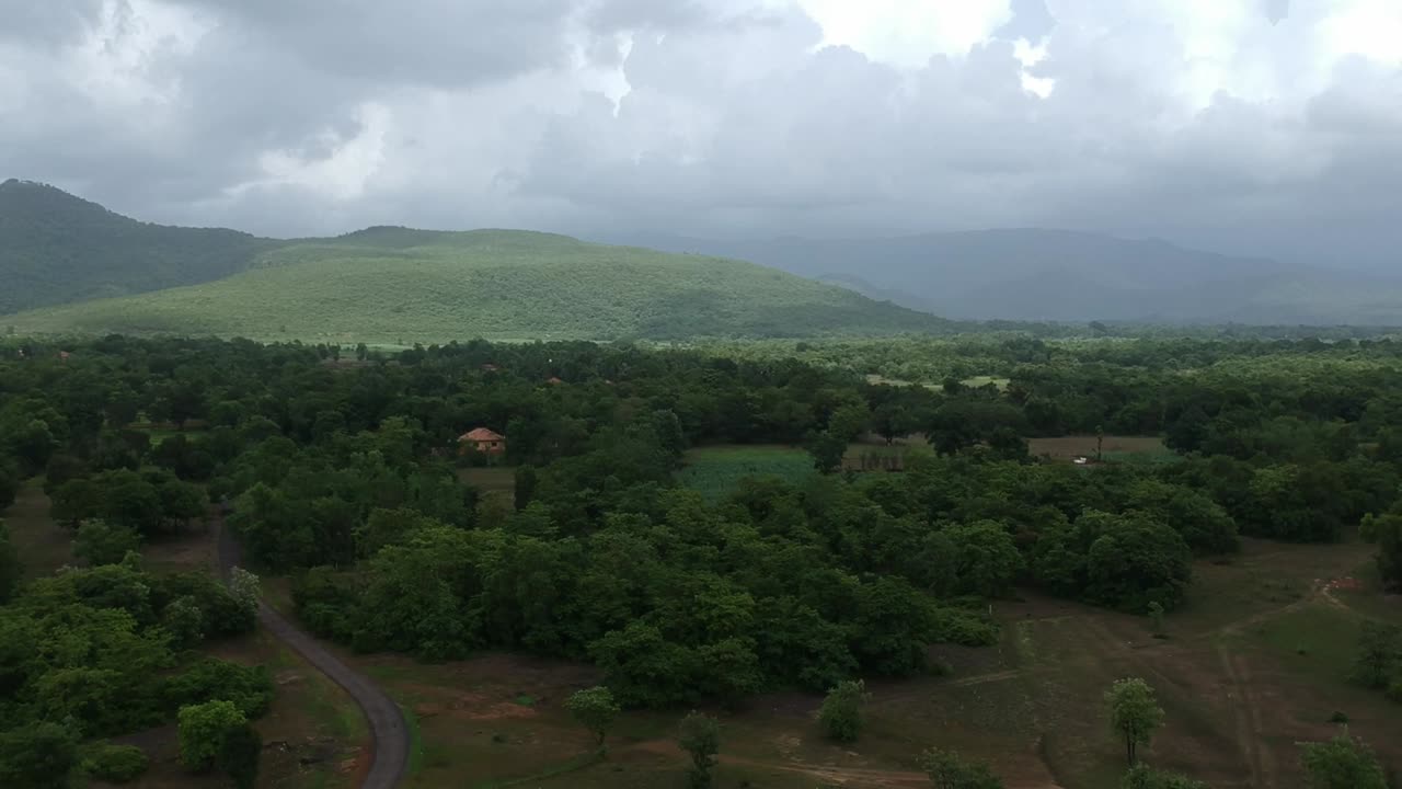 съемка с воздуха гхата гаганбавда в колхапуре, индия. западные гхаты, дорога, природа, путешествия