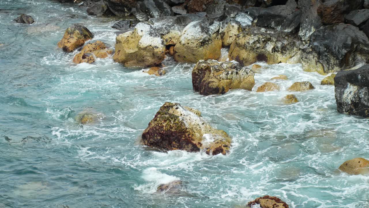 바위와 강력한 대서양이 그것을 고, 느린 동작 뷰