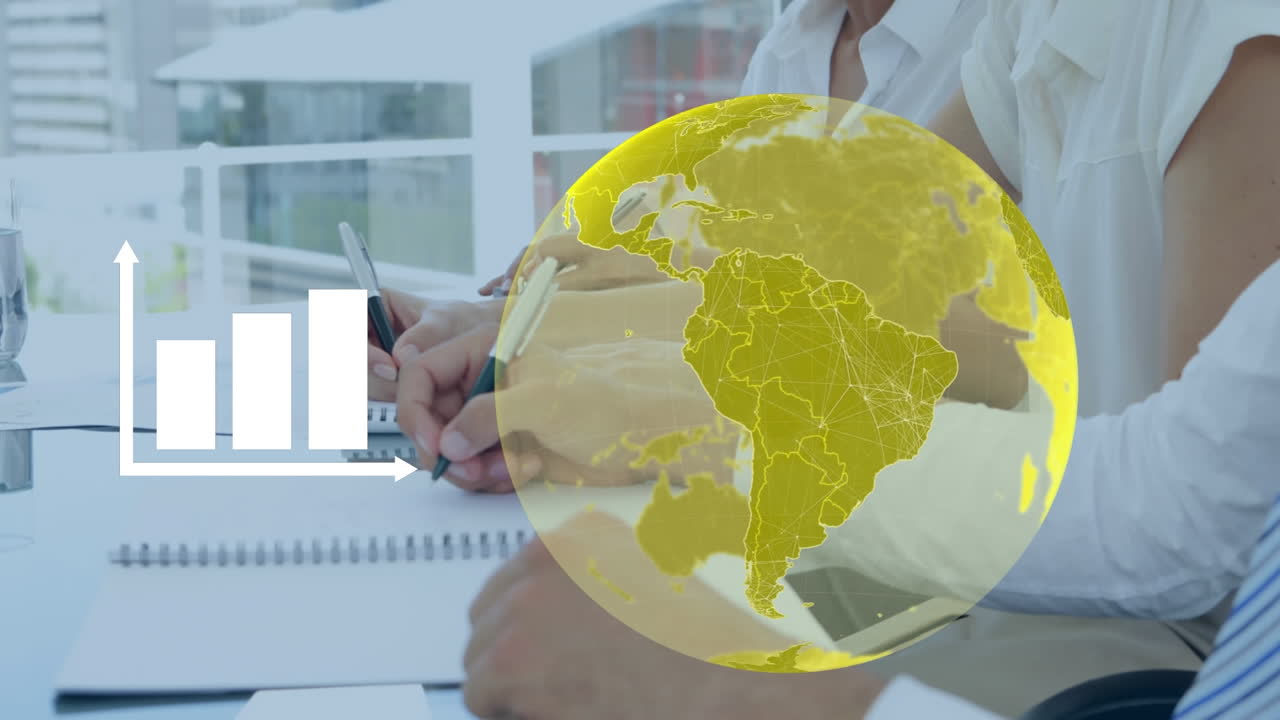 animación del globo giratorio y procesamiento de datos sobre colegas de negocios que escriben en una reunión de oficina